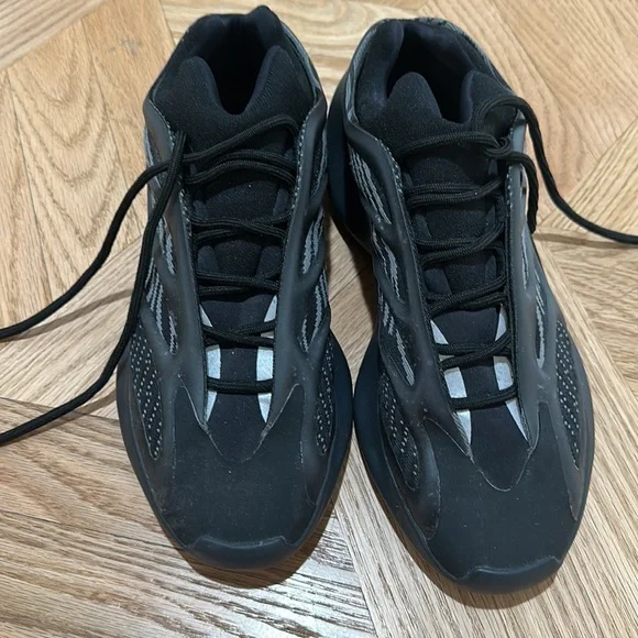 AUTHENTIC MENS YEEZYS BLACK SNEAKERS SIZE 9.5 - Picture 2 of 6